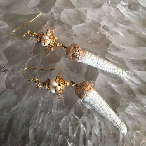 White Crackle Long Spikes with Brass Flower Cap Ceramic